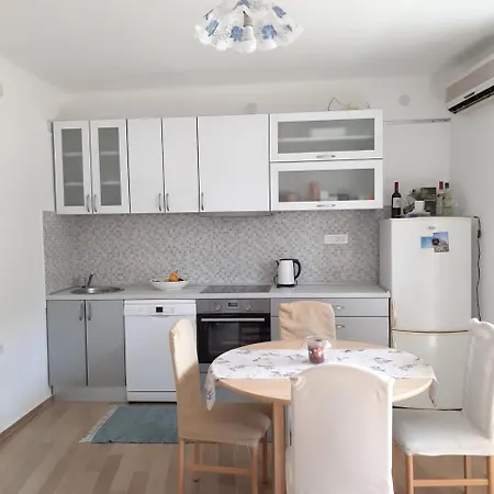 Nina, In City Centre Apartment Split