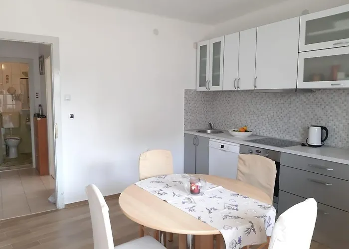 Nina, In Centre Split